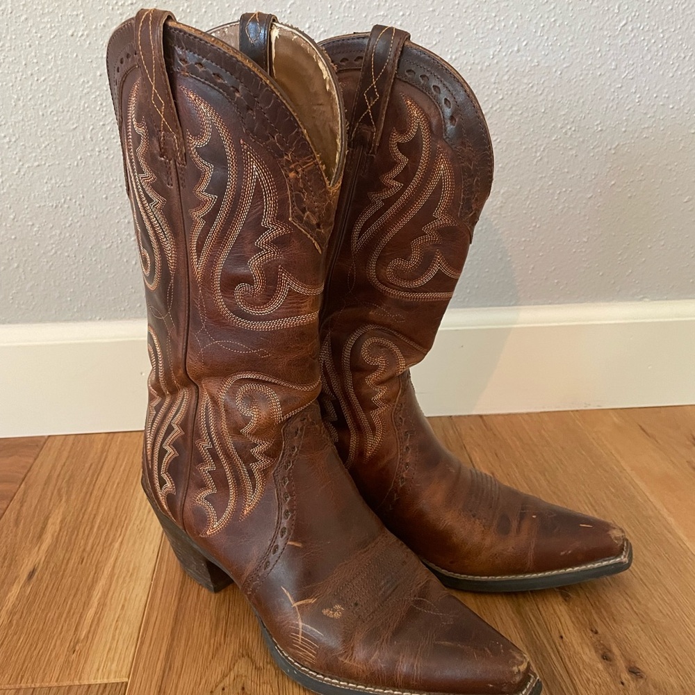 Ariat women Brown Western Boots in good used condition